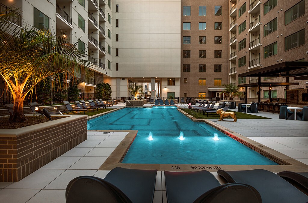 A luxury pool in the courtyard at the 1810 Main Apartments in Houston, Texas.